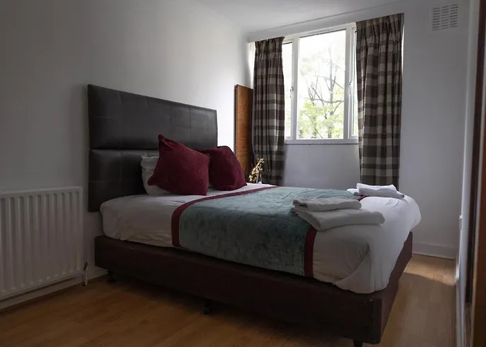 London - 4 Bed - Sleeps 8 - Garden - Pet Friendly