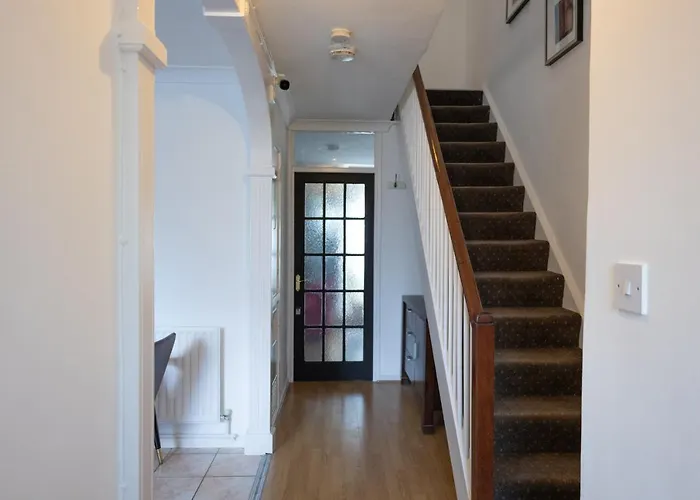 London - 4 Bed - Sleeps 8 - Garden - Pet Friendly